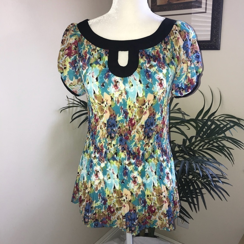 Essentials Pleated Crinkle Women Short Sleeve Poly Top L* Blue Yellow White